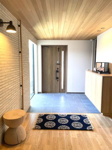 邸宅の第一印象を決める玄関空間。　ゆとりある設計が、住まう方とゲストを迎えます。