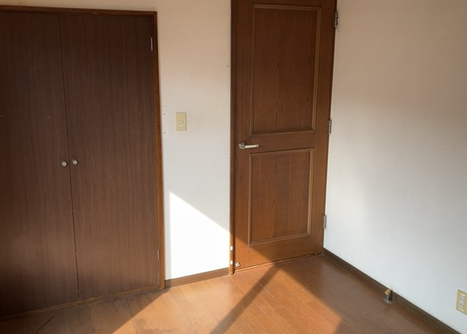 洋室のメリットは重い家具が置きやすく、身の回りが整理しやすいことです。　床がフローリングのため畳とは異なり凹みにくいです。　クローゼットなど収納が豊富で、普段使わない旅行カバンや服の整頓も簡単にです。