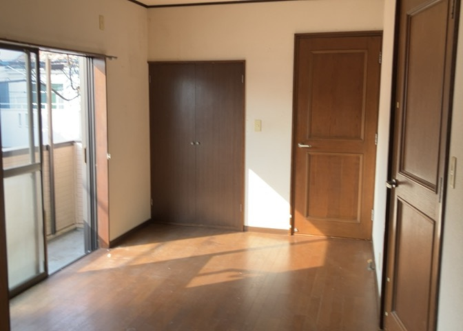 寝室でゆっくりと過ごすためにはベッド周りの適度な空間を担保することや窓の位置、照明の明るさ、寝室の広さなどを考える必要があります。自身や家族の構成とライフスタイルに併せて寝室にする部屋を選びましょう！