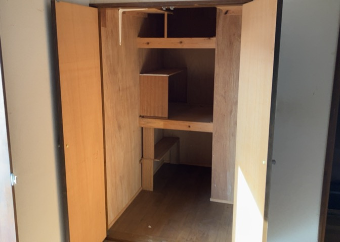 デザイン性を重視しすぎて収納が少なかった！なんてことにならないため、事前に現地で収納の数を確認しておくことをお勧めします。クローゼット以外にも床下収納や屋根裏収納、パントリーなどもチェックしましょう。