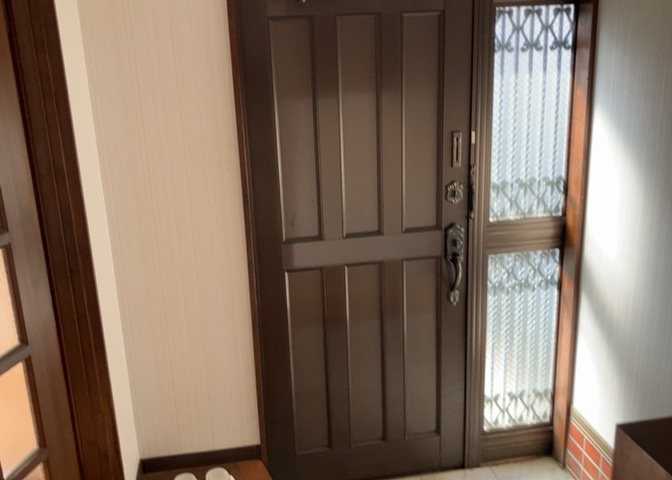 玄関は家の顔でもあり、家族以外の目にも止まる場所です。玄関は外との間を仕切る扉、靴などをしまっておく収納スペース、靴脱ぎのたたきスペース、来客とのやり取りをするドアホンなど複数のアイテムからなります。