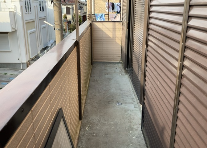 バルコニーは、室外の専用スペースのうち、「屋根がなく開放された空間」であるものを指します。ベランダより広いタイプのものが多く、日当たりもよいため家庭菜園などを楽しみたい人にとって適した環境となります。