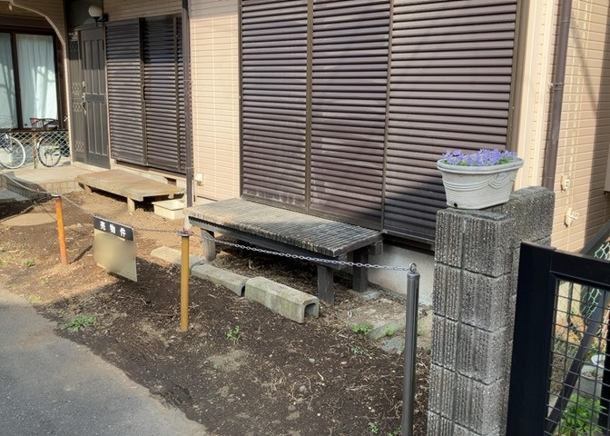 庭があることでガーデニングや家庭菜園はもちろん、こどもの遊び場やペットを放して遊ぶことができます。また、家の周囲に余裕があるということです。隣地との間があれば、十分な日当たりと、風通しが確保できます。