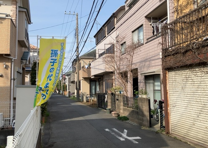 住宅用の土地では前面道路に2m以上接していなければならないと法律で定められています。しかし、お持ちの車のサイズやライフスタイルなどにより、2mでは利便が悪い場合もございますので、事前に確認しましょう。