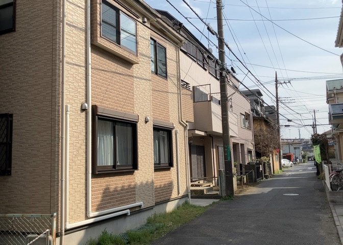 お持ちの車種によっては前面道路が広い方が便利でしょう。しかし、前面道路が広ければその分交通量が多くなるため、騒音などが気になる場合があります。実際に現地を見学し、周辺交通量や騒音などを確認しましょう！