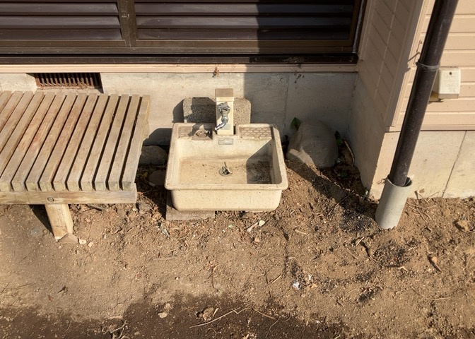 敷地内に散水栓や立水栓があると便利です。水道水を直接利用できるため、水を運ぶ手間を省くことが出来ます。大量の水を必要とする洗車作業や清掃などに役立ちます。その他設備とあわせて、現地でご確認ください。