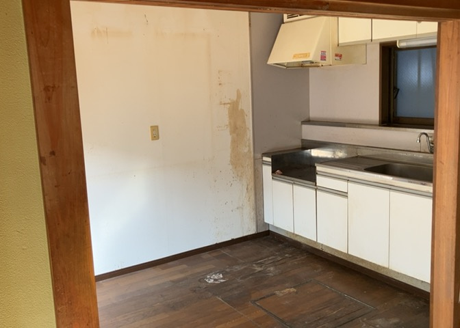 ダイニングは、食事や家族の団らんスペースとしてだけではなく、ほかの用途としても使用することができます。ダイニングテーブルを置き、食事のためのスペースを作ることでリビングとの差別化を図ることができます。