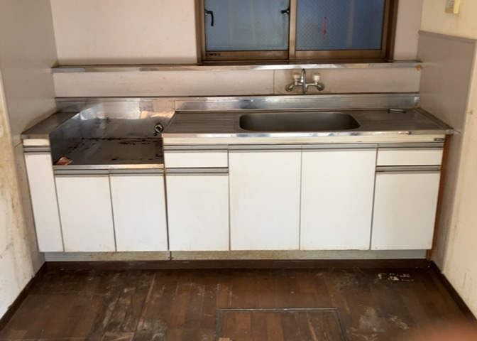 DKの物件でも広く見せたい方は、ダイニングスペースを広く使えるように工夫しましょう。低めのダイニングソファを置くと、家具の圧迫感が減り、広く見せることができ、ダイニングをリビングのように使用できます！