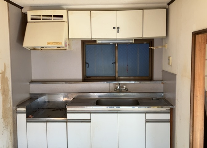 ダイニングとキッチンの間を扉や壁などで仕切らず、一体化させた間取りです。キッチンカウンターがついている物件ならば、食事をキッチンカウンターで取ることで、ダイニングスペースをリビングとして使用できます。