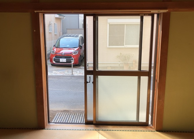 サッシは、ガラス窓に使用される金属製の窓枠です。一般的に住宅建築では、金属製建具工事の段階でガラス類・玄関などと同時に設置されます。種類や構造により断熱性能や遮音性能が異なるので現地でご確認ください。