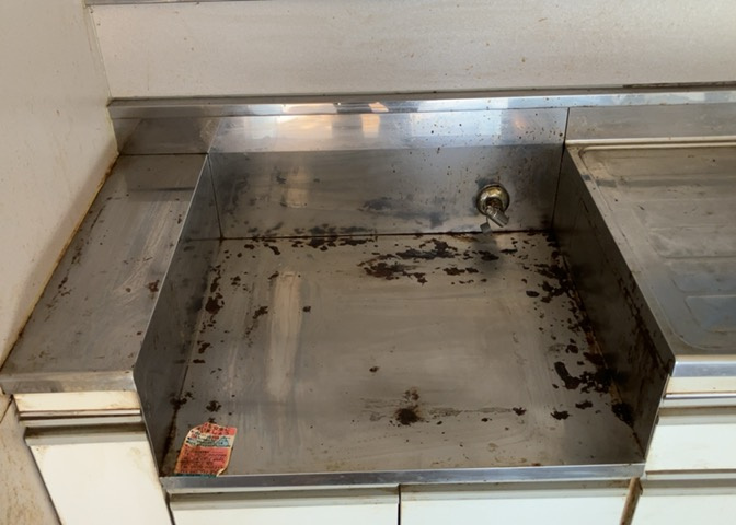 標準的なシステムキッチンの横幅は、165cm～300cm程度です。2100・2400・2550・2700などミリ単位で表記されます。普段どのように料理をするのかを想定しながら合ったサイズを選びましょう