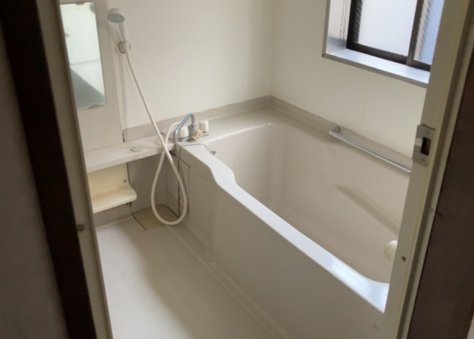 入浴時の快適さも大事なことですが、綺麗な状態を維持できなければ気持ちよく入浴できません。毎日の掃除が楽という点は大事なポイントになります！カビが生えにくく掃除がしやすい、壁や浴槽を選ぶといいでしょう。