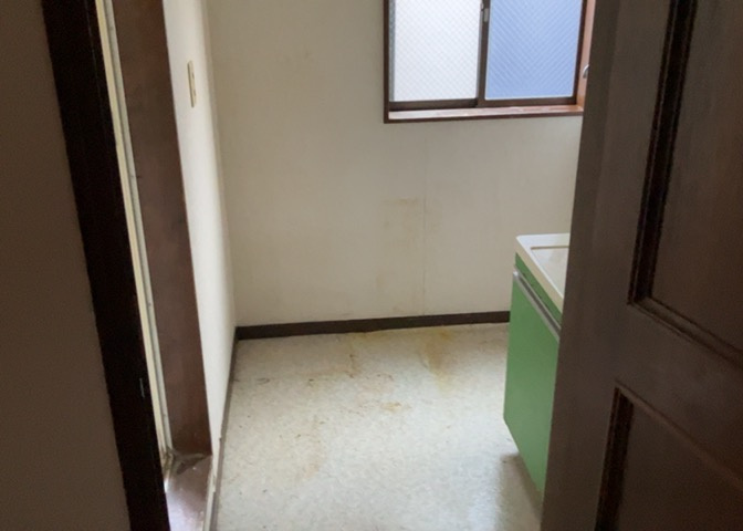 多くの戸建て住宅で見かける洗面脱衣所は、洗面台と洗濯機が2畳ほどのスペースに並べられていて、洗面所が脱衣所を兼ね備えている間取りが一般的です。お客様が利用することもある、パブリックな空間でもあります。