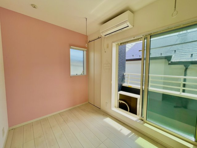 居室B4帖　東南向きの明るいお部屋です。室内物干しも天井にあり利便性の良い居室　※明るさ調整加工、家具修正加工をしております。