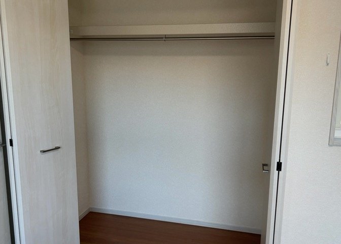 デザイン性を重視しすぎて収納が少なかった！なんてことにならないため、事前に現地で収納の数を確認しておくことをお勧めします。クローゼット以外にも床下収納や屋根裏収納、パントリーなどもチェックしましょう。