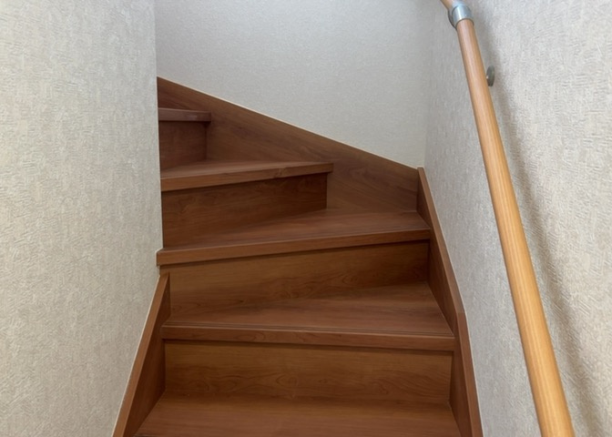 建物の上下階の通路である階段は、その位置によって動線や室内の印象が大きく左右されます。手摺にも重要な役割があり、転倒の防止・歩行や動作を円滑にして日常生活を支えることを主な目的として設置されています。