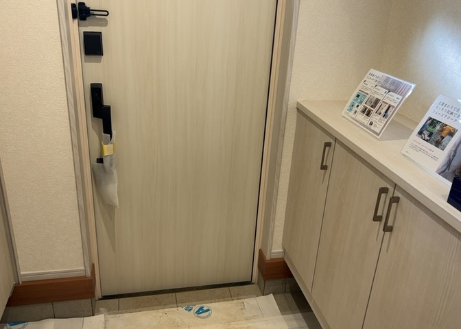 玄関は家の顔でもあり、家族以外の目にも止まる場所です。玄関は外との間を仕切る扉、靴などをしまっておく収納スペース、靴脱ぎのたたきスペース、来客とのやり取りをするドアホンなど複数のアイテムからなります。