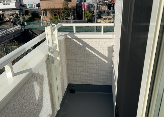 バルコニーは、室外の専用スペースのうち、「屋根がなく開放された空間」であるものを指します。ベランダより広いタイプのものが多く、日当たりもよいため家庭菜園などを楽しみたい人にとって適した環境となります。