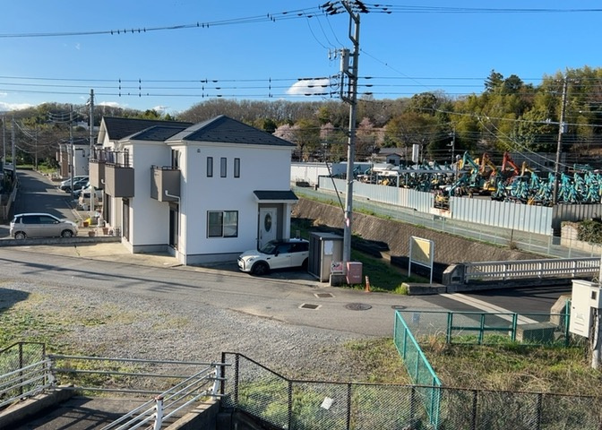 眺望を気にして物件を探す場合、前面に建物が建っていないか現地で確認しましょう！前面に建物があると景色はもちろん、日当たりや風通しにも影響が出てきます。住んだ時のことを想像しながら現地見学をしましょう。
