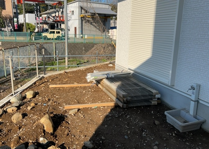 庭があることでガーデニングや家庭菜園はもちろん、こどもの遊び場やペットを放して遊ぶことができます。また、家の周囲に余裕があるということです。隣地との間があれば、十分な日当たりと、風通しが確保できます。