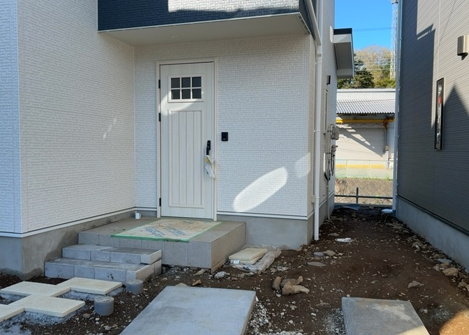 木造住宅とは土台、壁、柱など建築物の強度を支える構造体の材に木が使用されている構造を指します。構造体は建物の自重を支えるだけではなく風圧や水圧、積裁荷重などあらゆる衝撃に耐えるための基礎です。
