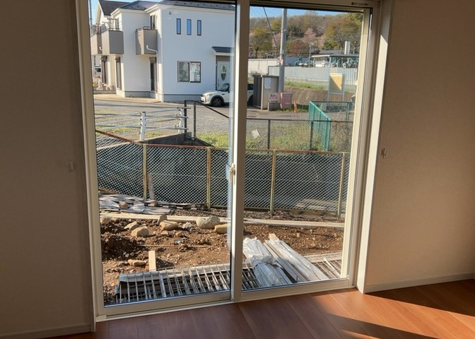 サッシとは、ガラス窓に使用される金属製の窓枠のことです。一般的に住宅建築では、金属製建具工事の段階で備え付けるもので、ガラス類や玄関、バスルームのスチール製のドアなどと同じタイミングで工事を行います。