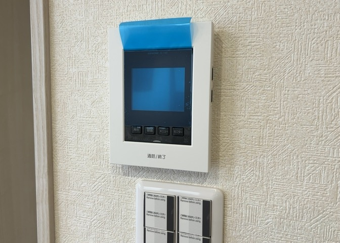 モニターで来訪者を確認して、目的が分からない場合はインターホンを通じて室内から会話することができます。怪しいと感じた場合はインターホン越しにお帰りいただくことができるので、直接会うことがなく安全です。