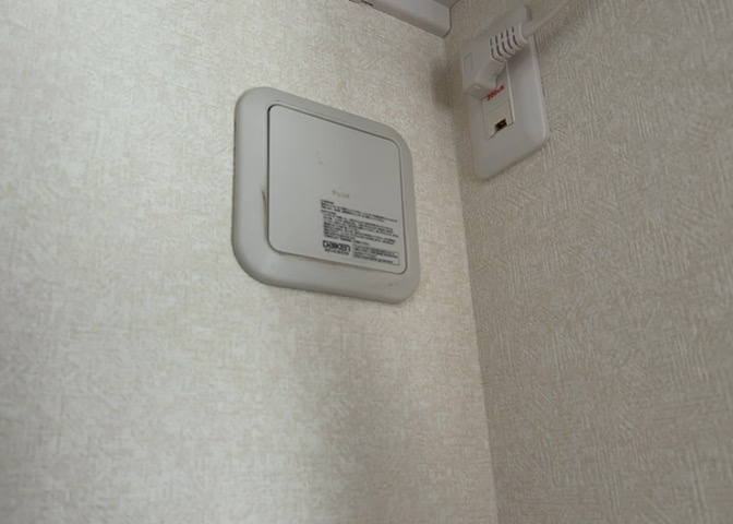 1日中建物内の換気が行われるように設計された仕組みです。気密性の高い住宅は、家に籠った空気でシックハウス症候群になる可能性がありますが、24時間換気システムであれば計画的な換気で対策が可能です。