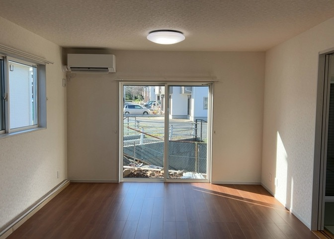 直線タイプはLとDKを一直線に並べた形で対面キッチンのタイプです。一般的なのでよく見かけるかもしれません。直線タイプに似た直接アイランドタイプは、キッチンとダイニングの間に壁がない分広く感じられます。
