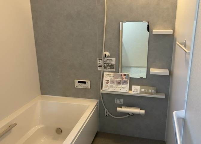 入浴時の快適さも大事なことですが、綺麗な状態を維持できなければ気持ちよく入浴できません。毎日の掃除が楽という点は大事なポイントになります！カビが生えにくく掃除がしやすい、壁や浴槽を選ぶといいでしょう。