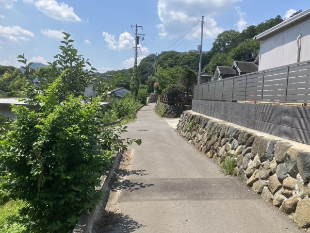 家を建てる場合、方位は要チェックです。現実的に日当たりのよい家ならばリビングは南側、建築基準法でも北側に当たる家への配慮は求められています。土地を見学に行く際は、方位磁針を持って行くようにしましょう。