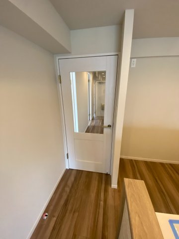 リビング入口の建具ドアは透明部分が大きくオシャレです。