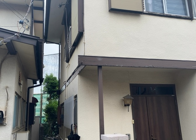 バルコニーは、建物内から室外へ楽に出入りできる便利なスペースです。また、バルコニーには手すりを付けることが義務付けられており、手すりの高さは110cm以上で施工することが建築基準法で定められています。