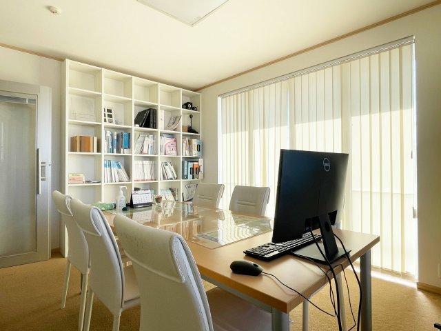 【深谷東方町店　店舗内写真】PCのあるお部屋で打ち合わせも行う場合もあります。お家に使われている壁や床のサンプルも置いてあるためどんな色・素材のものが使われているのか確認することも可能です。