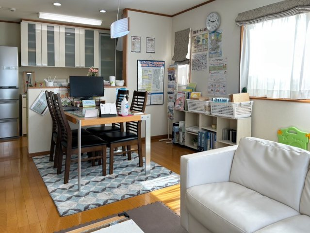 【深谷深谷町店　店舗内写真】PCのあるお部屋で打ち合わせも行う場合もあります。お家に使われている壁や床のサンプルも置いてあるためどんな色・素材のものが使われているのか確認することも可能です。