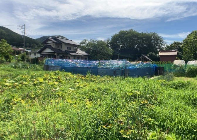 家を建てる場合、方位は要チェックです。現実的に日当たりのよい家ならばリビングは南側、建築基準法でも北側に当たる家への配慮は求められています。土地を見学に行く際は、方位磁針を持って行くようにしましょう。