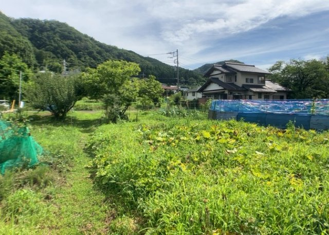 土地を買う際、住む地域の自治体や福祉の補助制度にも注目してみましょう。子供や老人の医療補助やゴミ出しのルールなど、自治体によってルールに大きな違いがあるため、暮らしやすい土地で判断するとよいでしょう。