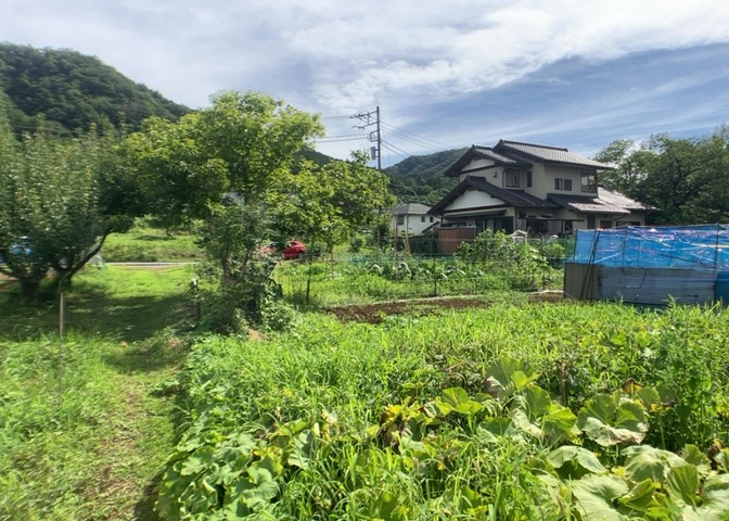 土地の前の道路に消火栓が設置されていることがあります。この場合、道路交通法第45条第1項により、駐車禁止の場所が指定されています。そのため、車庫などの駐車スペースをつくることができない場合があります。