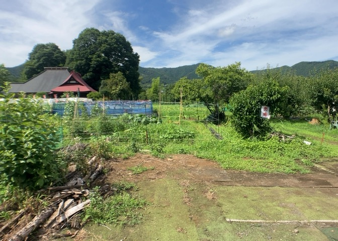 土地購入を検討されている場合、境界杭がない状態で購入してしまうと境界確定測量をする必要があり、費用がかかります。購入の前に、売主、隣土地所有者立ち合いのもと境界を確定し境界杭を設置するのがベストです。