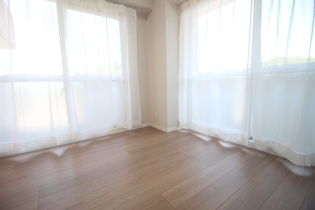 リビング隣の4.4帖洋室。2面に窓がある明るいお部屋です