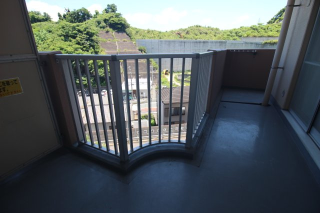 南東向きのバルコニーは2部屋にまたがる広さ！