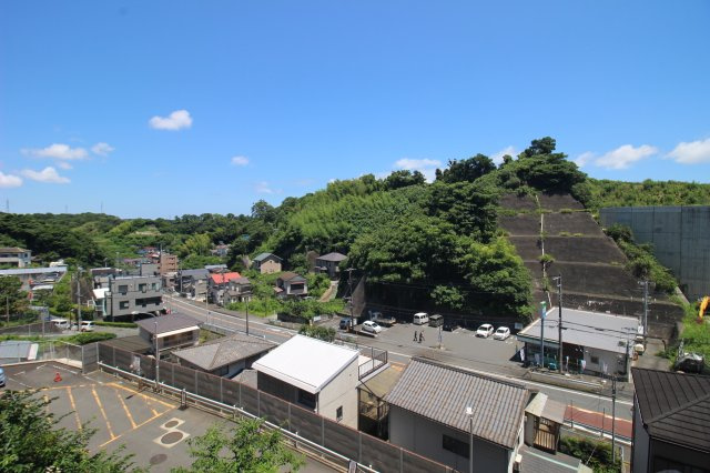 向かいに建物はなく、空の広い気持ちの良い見晴らしを楽しめます