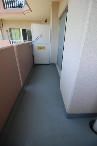 バルコニーは4.4帖洋室の奥までぐるりと続いています