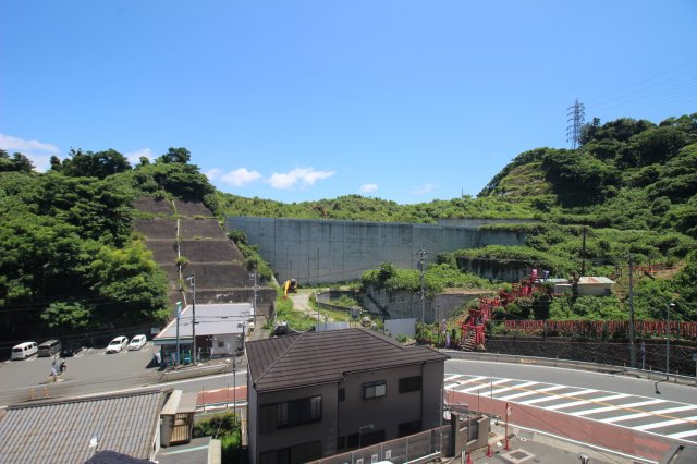 綺麗な緑が広がる風景が爽快ですね。道路向こうにあるコンビニも見えています