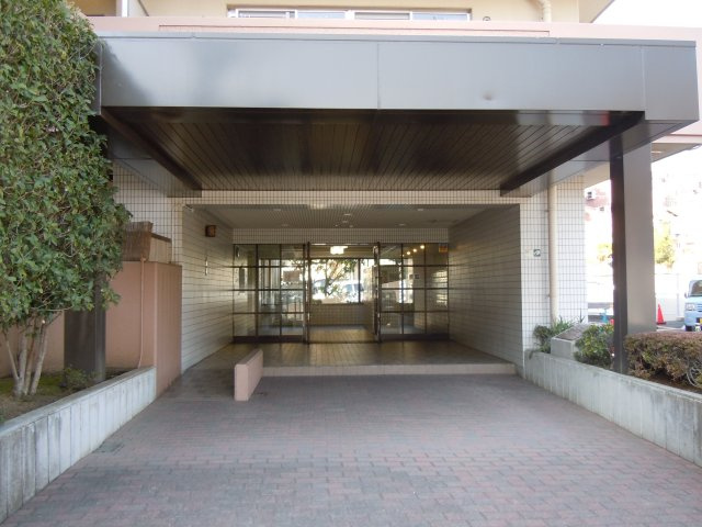 階段はなく出入りができるマンションエントランス