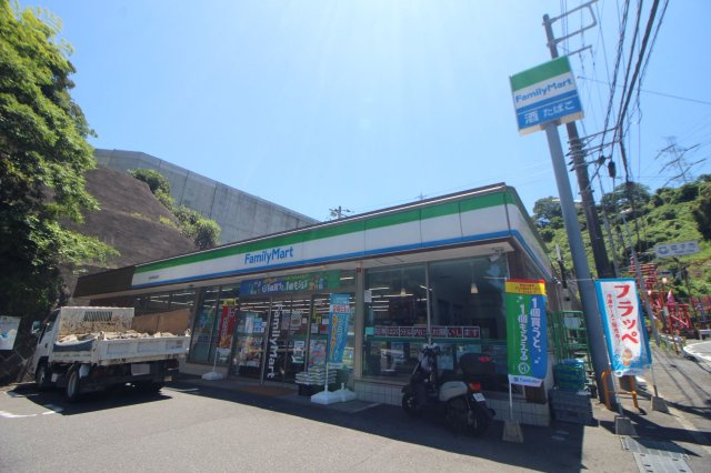 ファミリーマートがすぐそこに！徒歩1分(60m)の距離なので気軽にお買い物へ行けますね