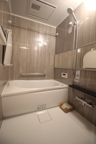 ゆとりある広さのお風呂には浴室乾燥機付き。洗濯物を乾かすだけでなくカビ対策にも役立ちます