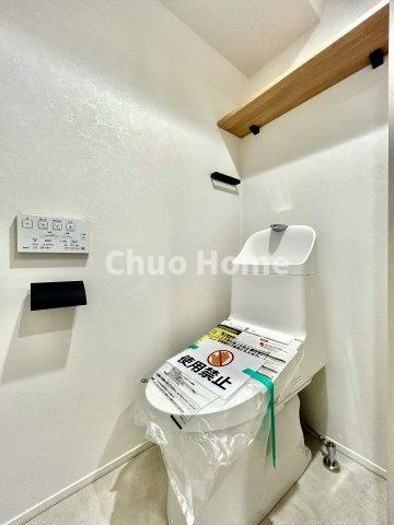 【トイレ】　収納スペースをしっかりと確保した温水洗浄便座機能付きトイレ。温水洗浄便座は清潔にお使いいただくための大切なアイテムです。