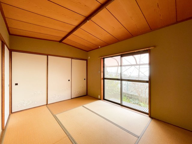 板張りの天井と床の間のある和室。掃き出し窓からお庭に出ることができ、蚊取り線香をたきながら手持ち花火などをお楽しみいただけます。