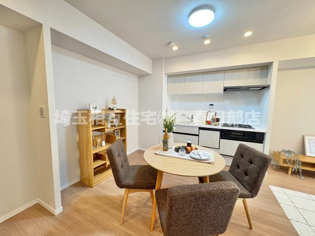 シンプルな意匠で使いやすいシステムキッチン。